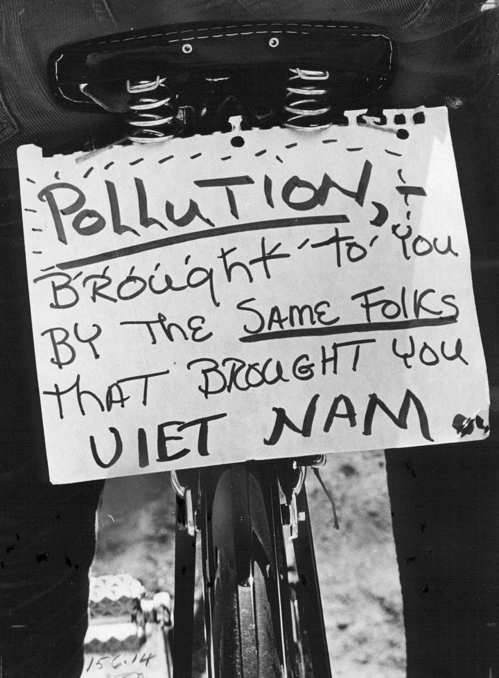 Εικόνα 1. 22 Απριλίου 1970, Σύνθημα ποδηλάτη κατά την πρώτη Ημέρα της Γης, 