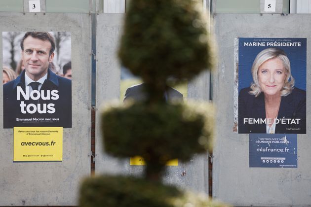 Carteles de Macron y Le Pen.