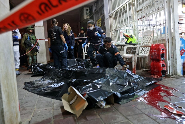 Los servicios de emergencia cubre el cuerpo de uno de los asesinados en el atentado de Bnei Brak, Israel, el pasado 29 de marzo.