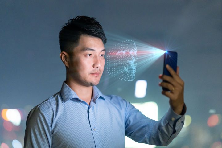 Νεαρός Κινέζος "σκανάρει" το πρόσωπό του με κινητό τηλέφωνο.