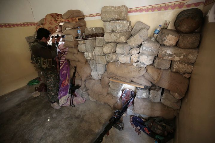 29 Ιανουαρίου 2015. Κούρκος μαχητής του ΡΚΚ χρησιμοποιεί κυάλια κοιτάζοντας προς τις θέσεις του ISIS σε πόλη του βόρειου Ιράκ. Μία σύγκρουση που κράτησε 4 ολόκληρα χρόνια. Από το 2019 όταν οι Αμερικανικές δυνάμεις αποχώρησαν από το Ιράκ, οι Κούρδοι έμειναν πολυ περισσότερο εκτεθειμένοι απέναντι στις τουρκικές επιθέσεις. (AP Photo/Bram Janssen, File)