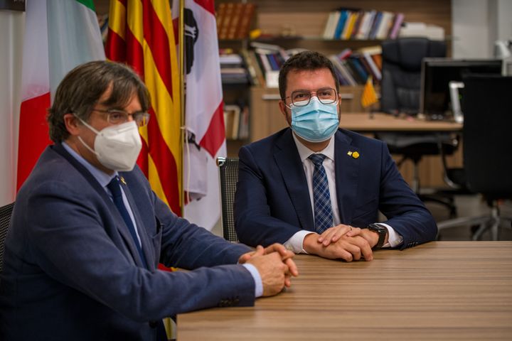 Carles Puigdemont (i) y Pere Aragonès (d)