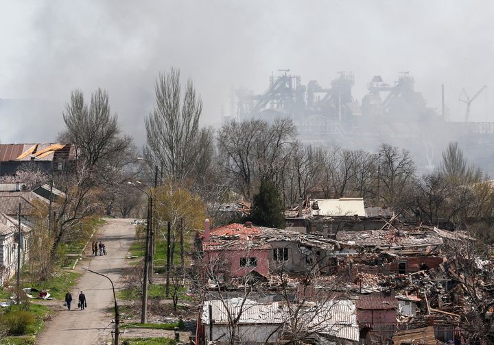 Καπνός υψώνεται πάνω από εργοστάσιο της εταιρείας Azovstal Iron and Steel Works και κτίρια που υπέστησαν ζημιές κατά τη διάρκεια της σύγκρουσης Ουκρανίας-Ρωσίας στο νότιο λιμάνι της Μαριούπολης, Ουκρανία, 18 Απριλίου 2022.