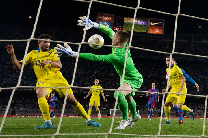 El centrocampista del Cádiz CF Rubén Sobrino remata ante Marc-André ter Stegen, portero del Barcelona.