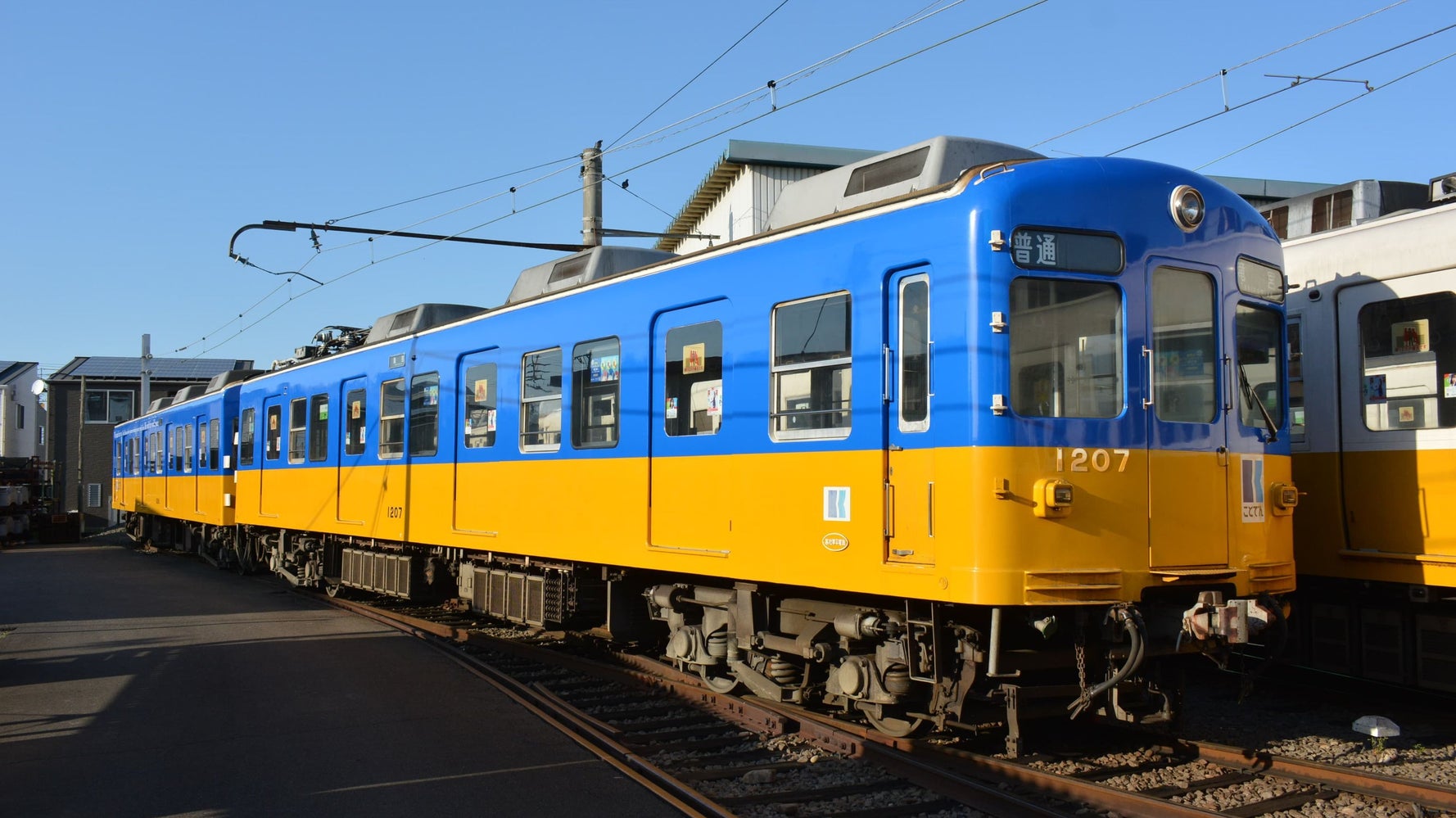 ハフポスト日本版のニュース記事「ことでん、ウクライナカラーに。「命がけで働く鉄道員の皆さんを応援したい」」の画像