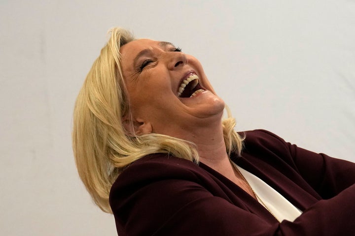 Marine Le Pen se ríe durante una rueda de prensa en Vernon, el pasado 12 de abril.