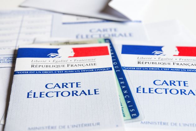 “Voter est un droit, c’est aussi un devoir civique”, rappelle chaque carte d’électeur en lettres blanches sur fond bleu marine. Reste qu’année après année, l’abstention est devenue massive, s’élevant à plus de 65% au second tour des dernières régionales ce 27 juin.
