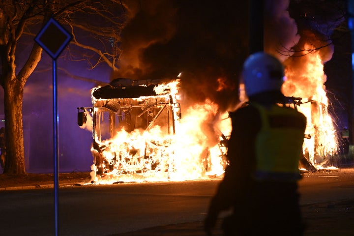 Un autobús ardiendo en Malmo (Suecia), el 16 de abril, por los disturbios generados ante la llamada de la extrema derecha a "quemar el Corán".