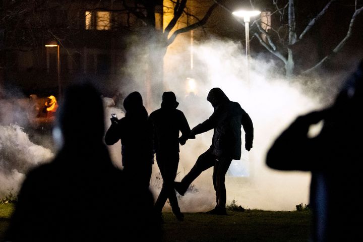 Un manifestante patea un bote de gas lacrimógeno en Malmo, el 17 de abril.