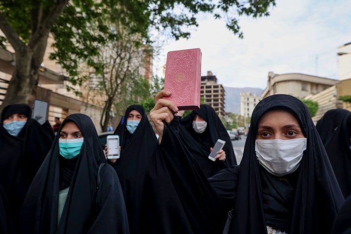 Varias mujeres iraníes muestran el Corán como protesta ante la embajada de Suecia en Teherán (Irán) el 18 de abril.