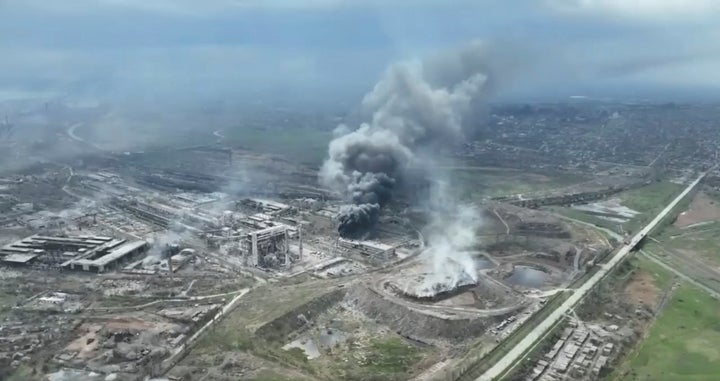 Columnas de humo sobre la acería de Azovstal, en Mariúpol.