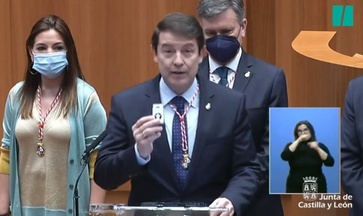 Alfonso Fernández Mañueco con el ángel de la guarda.