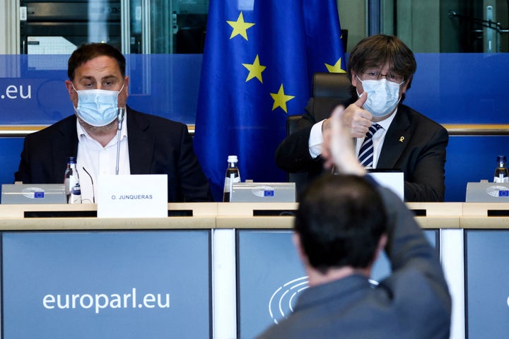 Oriol Junqueras (i) y Carles Puigdemont (d) en la rueda de prensa conjunta para valorar el espionaje con Pegasus