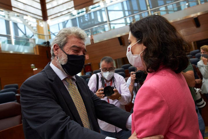 Miguel Ángel Rodríguez felicita a Isabel Díaz Ayuso en la Asamblea