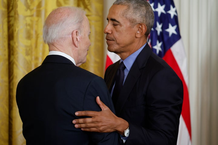Biden y Obama se saludan cariñosamente hace unos días