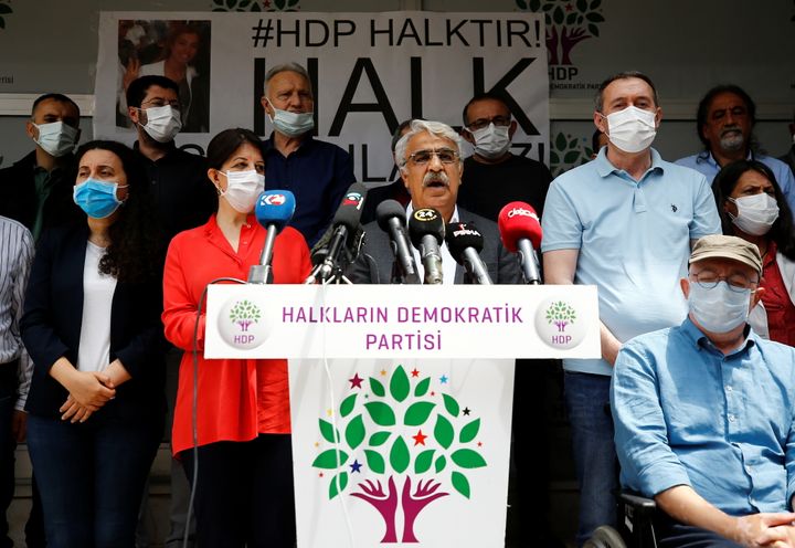 Οι συναρχηγοί του φιλοκουρδικού Δημοκρατικού Κόμματος των Λαών (HDP) Περβίν Μπουλντάν και Mιτχάτ Σανκάρ παρευρίσκονται σε συνέντευξη Τύπου στα κεντρικά γραφεία του κόμματος, αφού το Συνταγματικό Δικαστήριο της Τουρκίας αποδέχτηκε τη Δευτέρα κατηγορητήριο που κατατέθηκε από ανώτατο εισαγγελέα που ζητά την απαγόρευση του Κουρδικού Δημοκρατικού Κόμματος των Λαών (HDP) για φερόμενους δεσμούς με μαχητές, ανοίγοντας τον δρόμο για το κλείσιμο του τρίτου μεγαλύτερου κόμματος του κοινοβουλίου, στην Άγκυρα, Τουρκία, 21 Ιουνίου 2021.