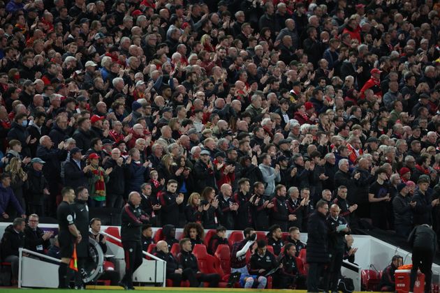 Cristiano Ronaldo applaudi par les supporters de Liverpool lors de Liverpool-Manchester United, le 19 avril 2022.