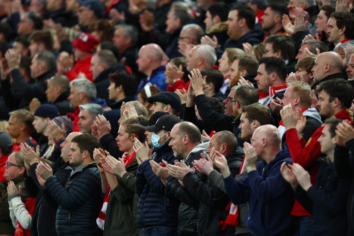 Aplausos durante el partido del Manchester United y el Liverpool en Anfield.