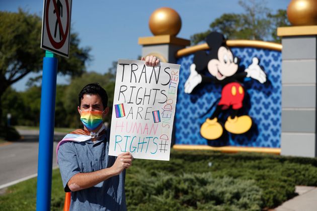 ディズニー・ワールドで「トランスの権利は人権だ」というサインを掲げる従業員（2022年3月22日）O