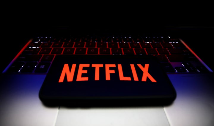 Móvil con un logo de Netflix.