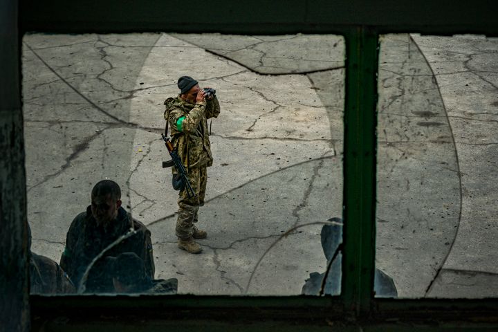 Ουκρανός στρατιώτης παρακολουθεί την περιοχή με τα κιάλια του στην πρώτη γραμμή μάχης στο Μικλοάιβ.