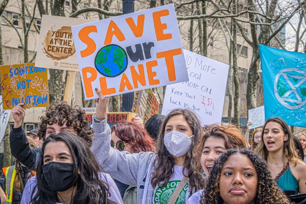 気候マーチの様子　2022年3月25日（アメリカ・ニューヨーク）多くの若者たちが、市や州が気候危機い対して行動に出ない市や州政府に警鐘を鳴らした。