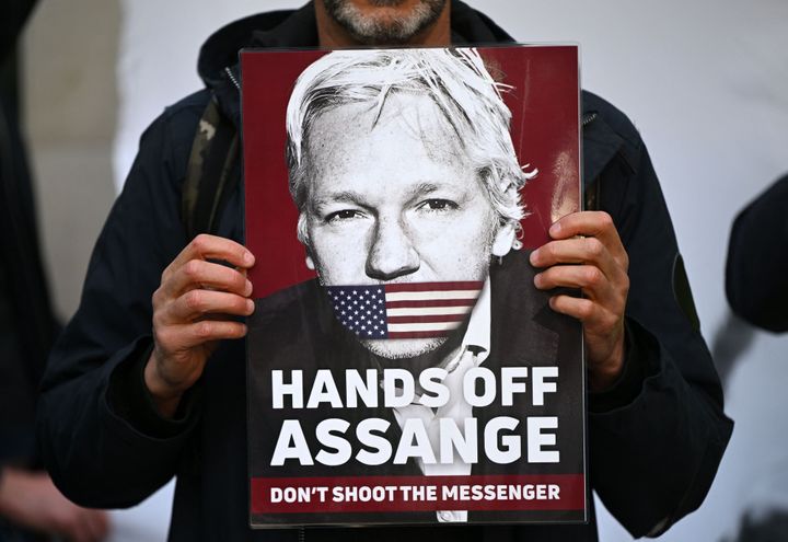 Manifestantes en favor de Julian Assange, este 20 de abril ante la corte de Westminster, en Londres. 