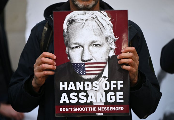 Manifestantes en favor de Julian Assange, este 20 de abril ante la corte de Westminster, en Londres.