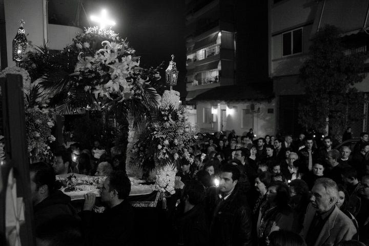 Ατμοσφαιρικό στιγμιότυπο από περιφορά Επιταφίου Μεγάλη Παρασκευή