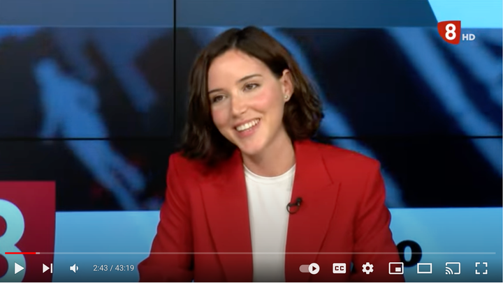 Andrea Fernández en La 8TV.