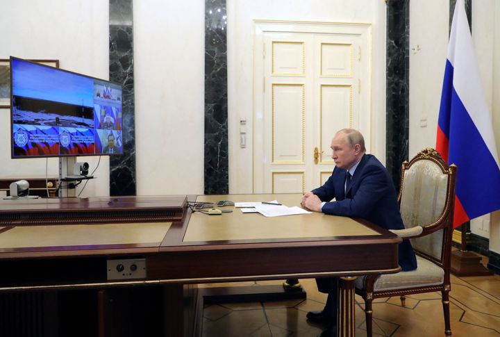 Ο Ρώσος πρόεδρος Βλαντιμίρ Πούτιν παρακολουθεί μια δοκιμαστική εκτόξευση του διηπειρωτικού βαλλιστικού πυραύλου Sarmat στο κοσμοδρόμιο Plesetsk στην περιοχή Αρχάγγελσκ, μέσω σύνδεσης βίντεο στη Μόσχα, Ρωσία, 20 Απριλίου 2022. 