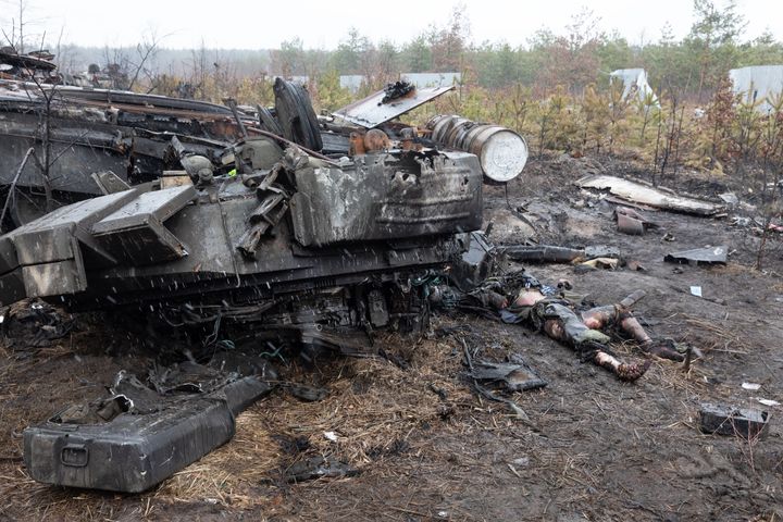 El cuerpo sin vida de un militar ruso, junto a un tanque destrozado