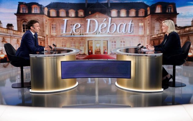 Emmanuel Macron face à Marine Le Pen lors du débat présidentiel de l'entre-deux-tours ce mercredi 20...