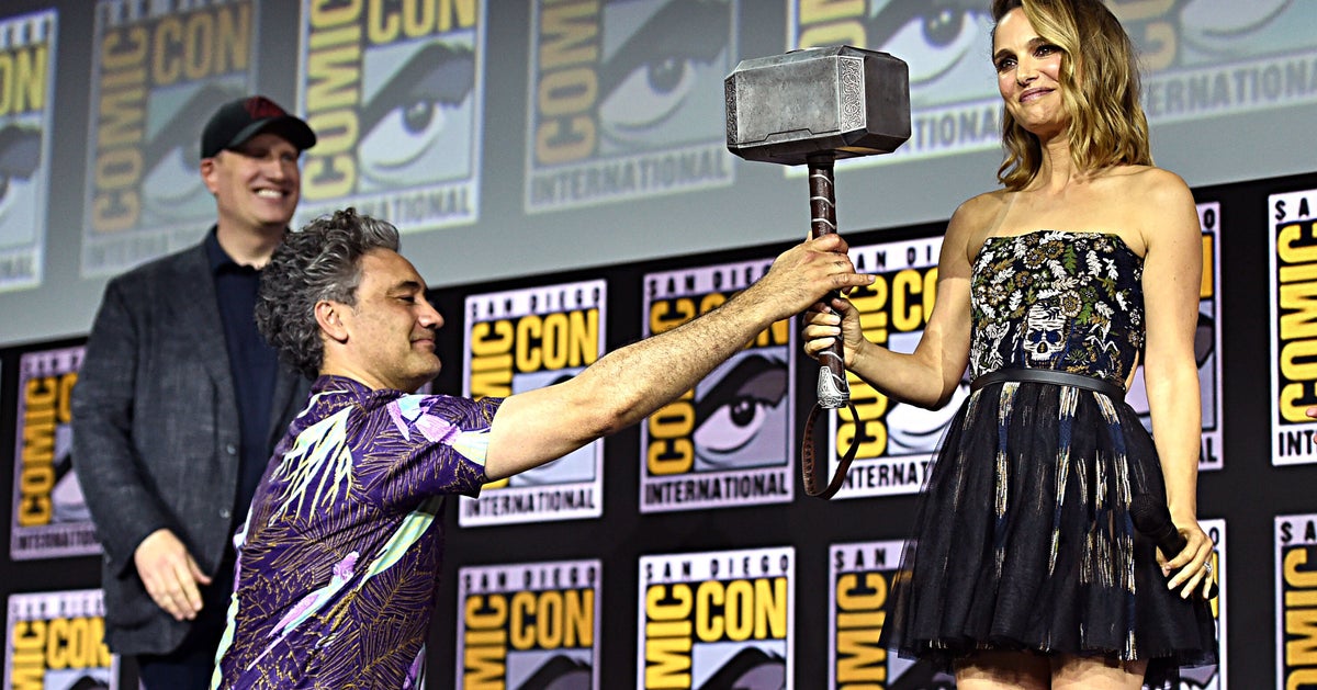 Natalie Portman betaalt Chris Hemsworth deze “Thor Love and Thunder”-poster Natalie Portman betaalt Chris Hemsworth deze “Thor Love and Thunder”-poster