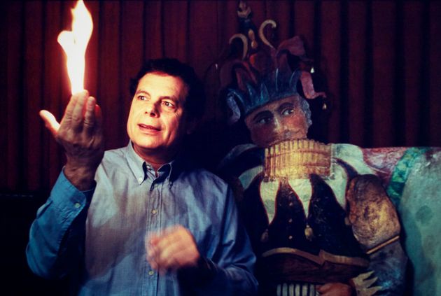 Le magicien illusionniste Gérard Majax fait un tour de magie au musée de la magie, en octobre 2000, à...