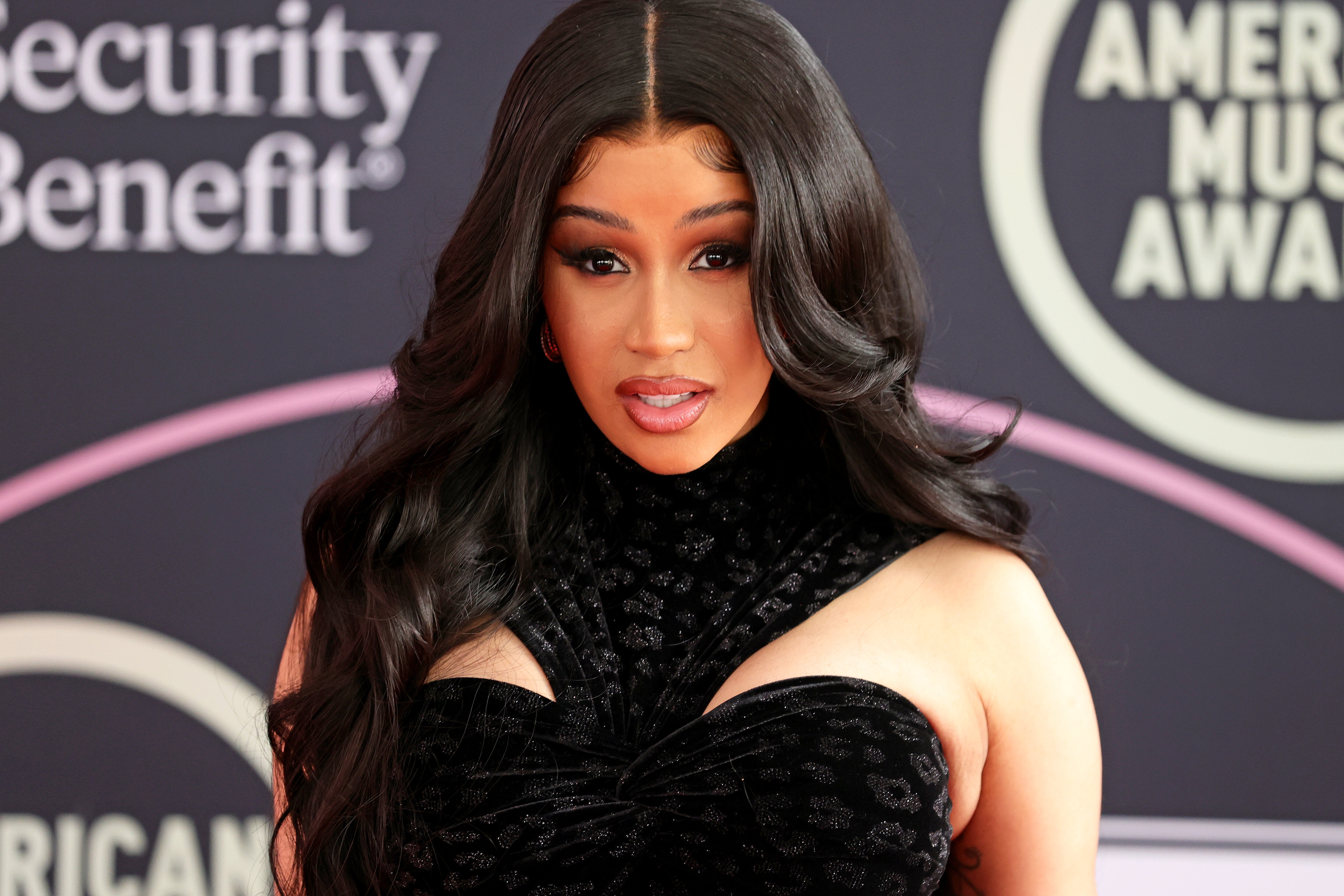 Cardi B Tries Her Best To Do The Viral ‘Shake It’ Challenge To Her Own ...