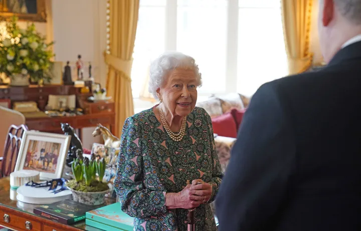 96歳になったエリザベス女王、バービー人形になる。王冠やメダル…細部 