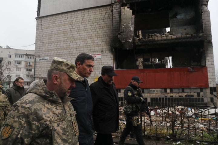 El presidente del Gobierno, Pedro Sánchez, en su visita a la ciudad de Borodianka.