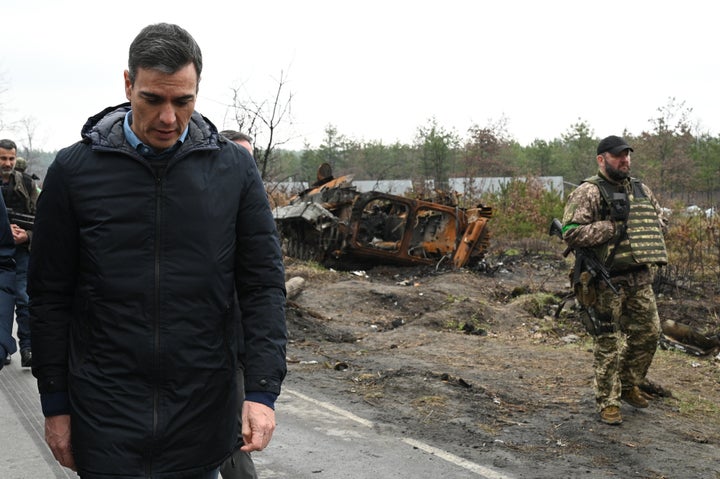 Sánchez, visiblemente afectado por las consecuencias de la guerra en Borodianka.