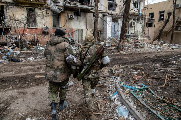 Soldados rusos y chechenos en Mariúpol