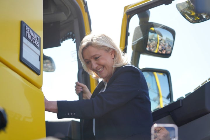 Marine Le Pen en Roye (Francia), subiéndose a un camión.