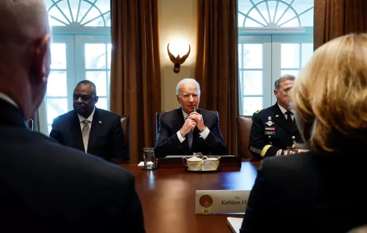 Ο πρόεδρος Τζο Μπάιντεν πλαισιώνεται από τον υπουργό Άμυνας Λόιντ Οστιν και τον Πρόεδρο του Μικτού Επιτελείου Στρατηγού Mαρκ Mάιλι καθώς συναντά στρατιωτικούς ηγέτες στην αίθουσα του υπουργικού συμβουλίου στον Λευκό Οίκο στην Ουάσιγκτον, ΗΠΑ, 20 Απριλίου 2022.