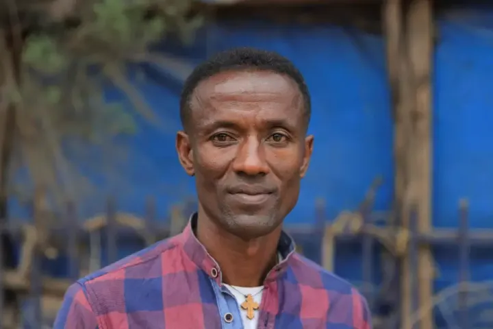 Ο Μπίνιαμ Γουολτετσαντίκ, 40 ετών, πρώην στρατιώτης της Αιθιοπικής Εθνικής Αμυντικής Δύναμης (ENDF), ποζάρει για μια φωτογραφία ενώ περιμένει να εγγραφεί για να ενταχθεί στις ρωσικές δυνάμεις που πολεμούν στην Ουκρανία, έξω από τη ρωσική πρεσβεία στην Αντίς Αμπέμπα, Αιθιοπία, 20 Απριλίου 2022. Η φωτογραφία τραβήχτηκε 20 Απριλίου 2022. REUTERS/Tiksa Negeri