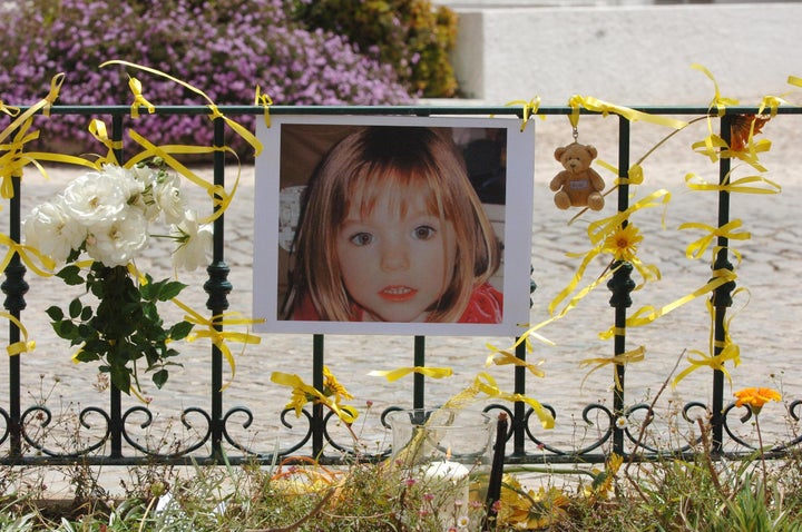 Cintas atadas a las barandillas en homenaje a Madeleine McCann en Portugal.