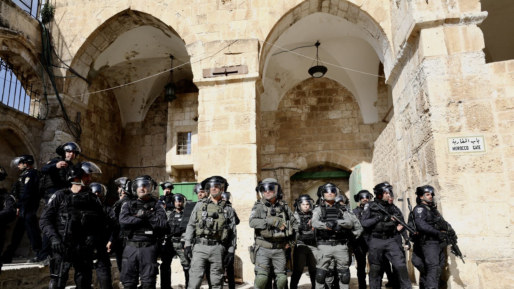 La police israélienne prend d’assaut la mosquée de Jérusalem après un incident de jets de pierres avec des jeunes Palestiniens