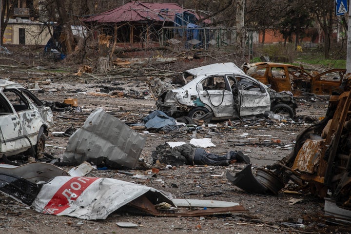 El cadáver de un civil tendido en medio de la destrucción en Maríúpol.