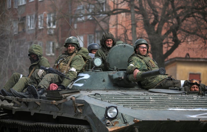 Milicias prorrusas de Donetsk, sobre un vehículo blindado en las calles de Mariúpol.