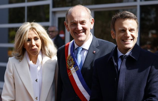 Le maire du Touquet dans le Pas-de-Calais Daniel Fasquelle autour de Brigitte et Emmanuel Macron le 10...