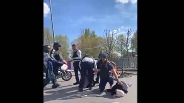 Deux femmes portent plainte pour violences après leur interpellation musclée à Clichy (Capture de la vidéo de l