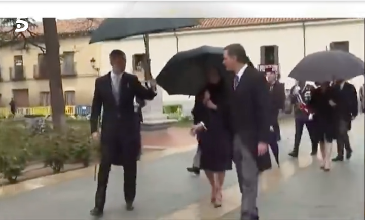 Felipe VI le ofrece un paraguas a Pedro Sánchez.